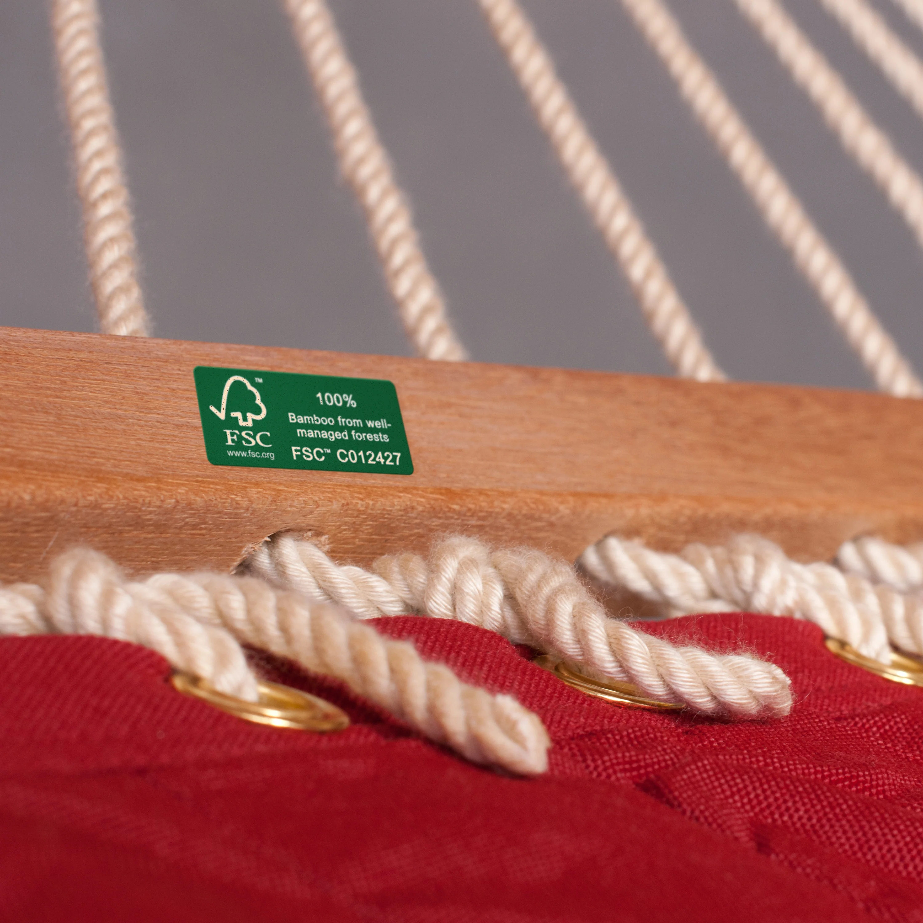 Maera Outdoor R Padded Red Pepper - Gefütterte King Size Stabhängematte Outdoor mit Gestell aus FSC®-zertifiziertem Eukalyptus - Image 4